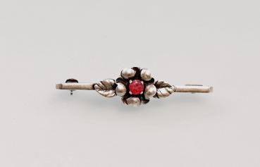 Brosche Blume mit rotem Stein