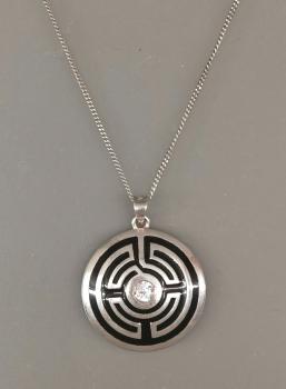 schwarz-weißer Anhänger an Silber- Kette