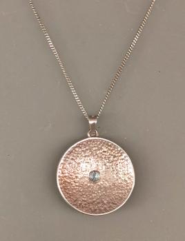 schwarz-weißer Anhänger an Silber- Kette