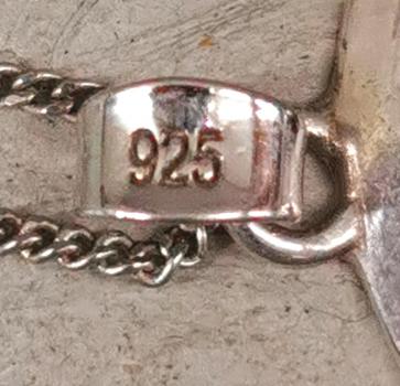schwarz-weißer Anhänger an Silber- Kette