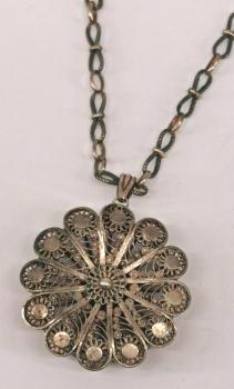 Filigran-Anhänger an Sterling-Silber-Kette