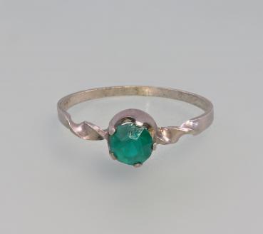 Ring mit grünem Stein