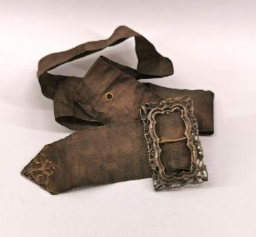 silberfarbener Gürtel