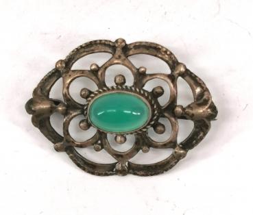Brosche mit milchig grünem Cabochon