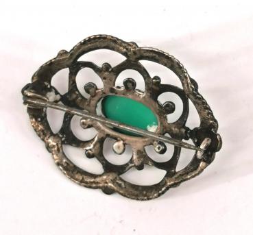 Brosche mit milchig grünem Cabochon