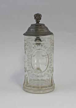 Glas-Bierkrug mit Zinndeckel