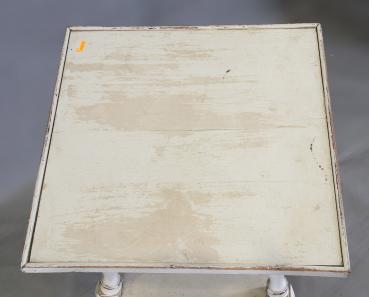 Weißer Blumenstisch Shabby Chic