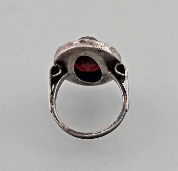 Ring mit rotem Stein
