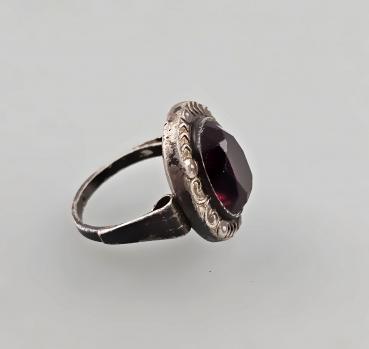 Ring mit rotem Stein