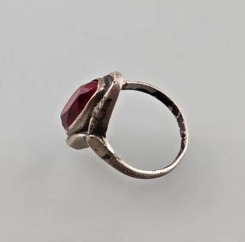 Ring mit rotem Stein