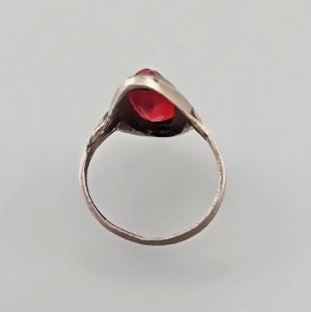 Ring mit rotem Stein