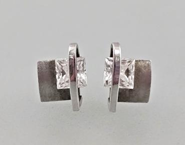 Silberne Ohrstecker mit weißen Steinen 1 x 0,8 cm