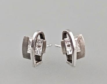 Silberne Ohrstecker mit weißen Steinen 1 x 0,8 cm