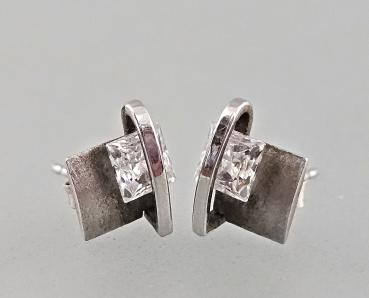Silberne Ohrstecker mit weißen Steinen 1 x 0,8 cm