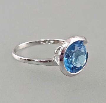 Ring mit blauem Stein