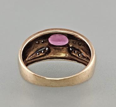 Ring mit roséfarbenem Stein