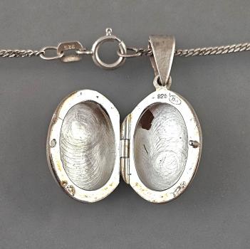 Silberner Medaillon-Anhänger an Kette