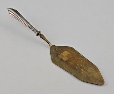 Tortenheber Messing versilbert Fächerdekor Mäanderband L 21,5 cm