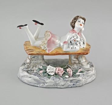 Porzellanfigur Liegende Dame mit Hündchen