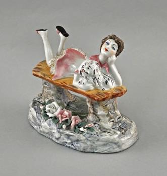 Porzellanfigur Liegende Dame mit Hündchen