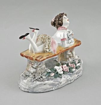 Porzellanfigur Liegende Dame mit Hündchen