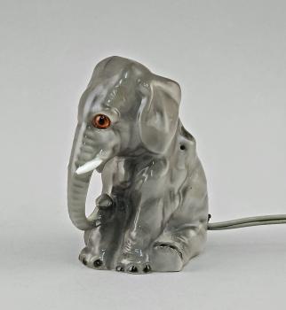 Rauchverzehrer sitzender Elefant
