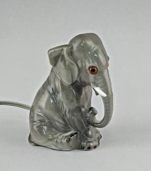 Rauchverzehrer sitzender Elefant