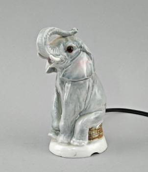 Rauchverzehrer sitzender Elefant