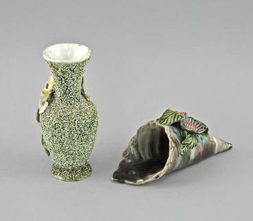 Majolika-Wandvase und kleine Vase Blütenbelag