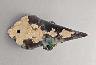 Majolika-Wandvase und kleine Vase Blütenbelag