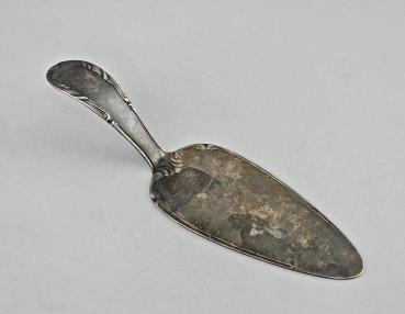 Versilberter Tortenheber