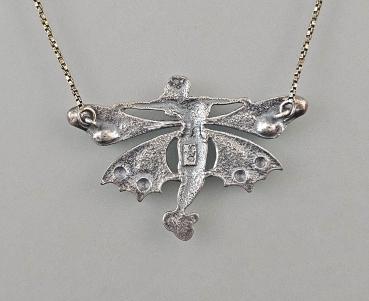 emailliertes Collier mit Schmetterlingsfrau