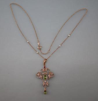 Jugendstil Collier mit Peridot, Rubin, Perlen