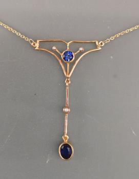 gelbvergoldetes Collier mit kornblumenblauem synthetischen Saphir und Perlchen