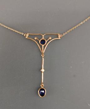 gelbvergoldetes Collier mit kornblumenblauem synthetischen Saphir und Perlchen