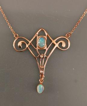 rosévergoldetes Collier mit Opalen Jugendstil