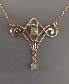 rosévergoldetes Collier mit Opalen Jugendstil
