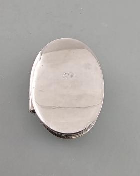 Silberne Pillendose oval graviert 3,5x2,5x1cm