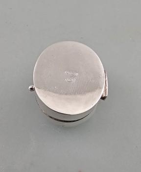 Silberne Pillendose oval godroniert 2,5x2,3 cm
