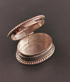 Silberne Pillendose graviert oval
