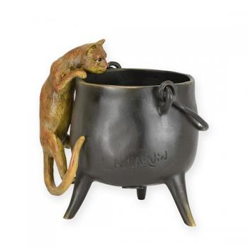 Bronze Skulptur Katze in Kessel kletternd
