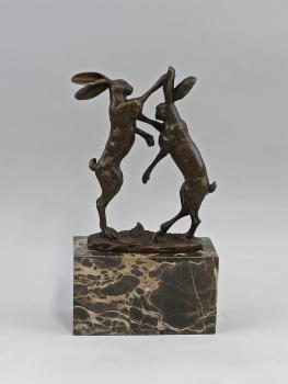Bronze Hasen im Zweikampf