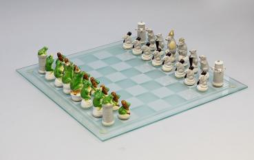 SchachspielFiguren Mäuse grau u. Frösche grün