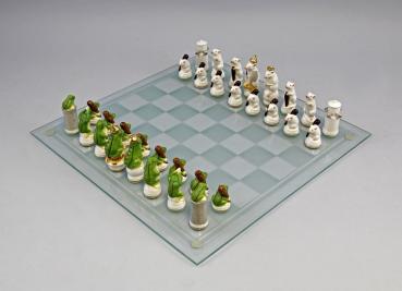 SchachspielFiguren Mäuse weiß u. Frösche grün