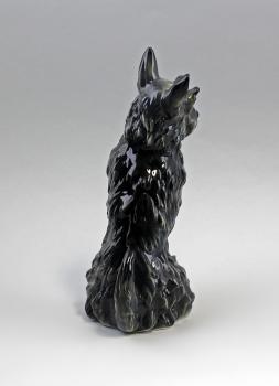 Terrier sitzend schwarz