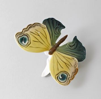 Schmetterling auf Sockel grün / gelb