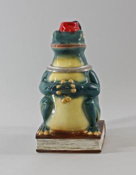 Bierkrug Frosch auf Buch dunkel