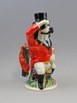 Figuren-Bierkrug Jagdhund als Jäger "Fox Hound" mit Goldhorn