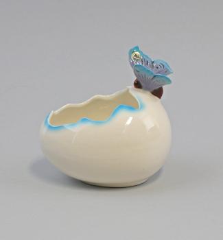 Eischale groß mit Schmetterling blau
