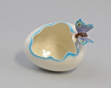Eischale groß mit Schmetterling blau